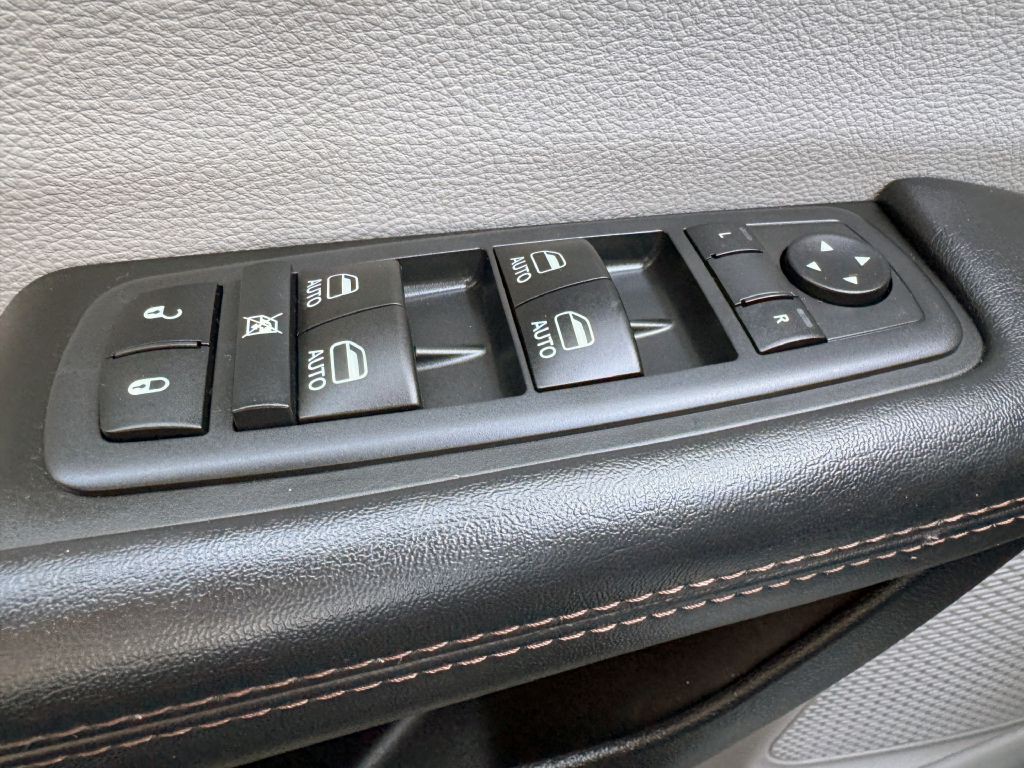 2017 Chrysler Pacifica Image 27