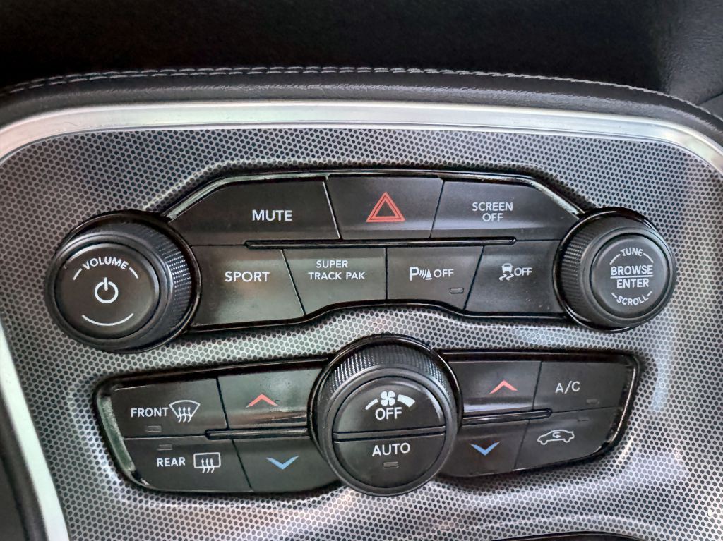 2017 Dodge Challenger Image 25
