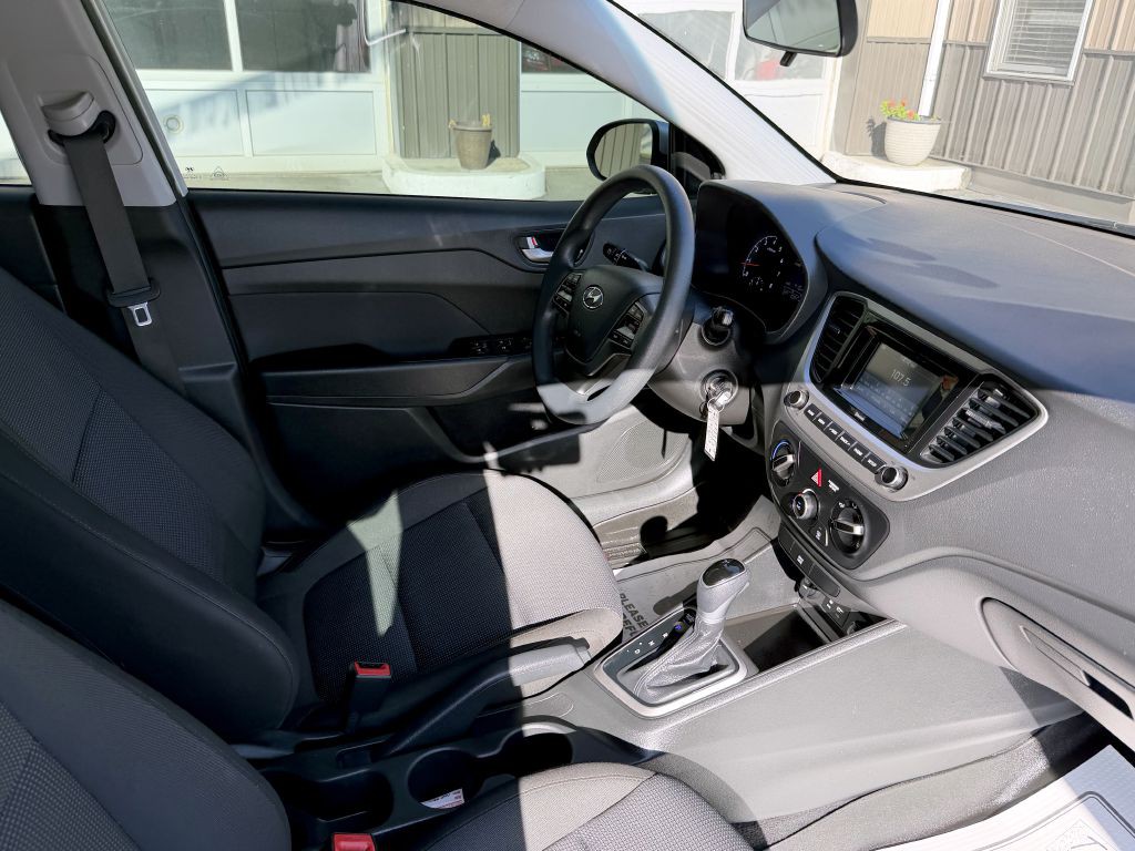 2022 Hyundai Accent Image 11