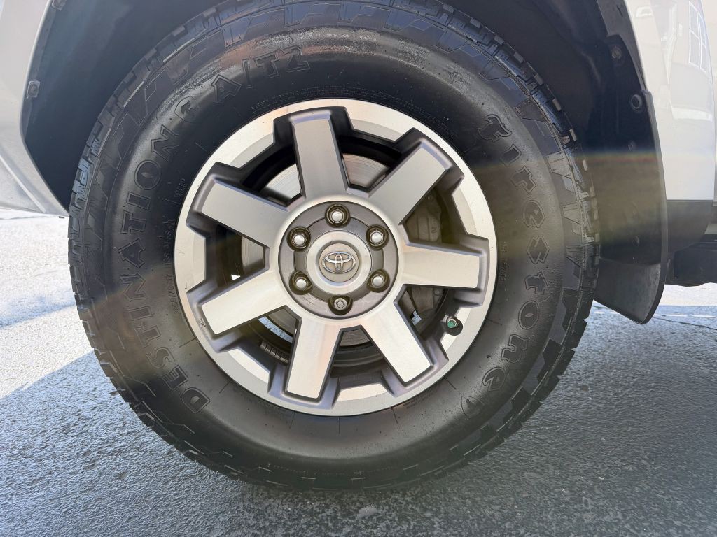2016 Toyota 4Runner Image 32