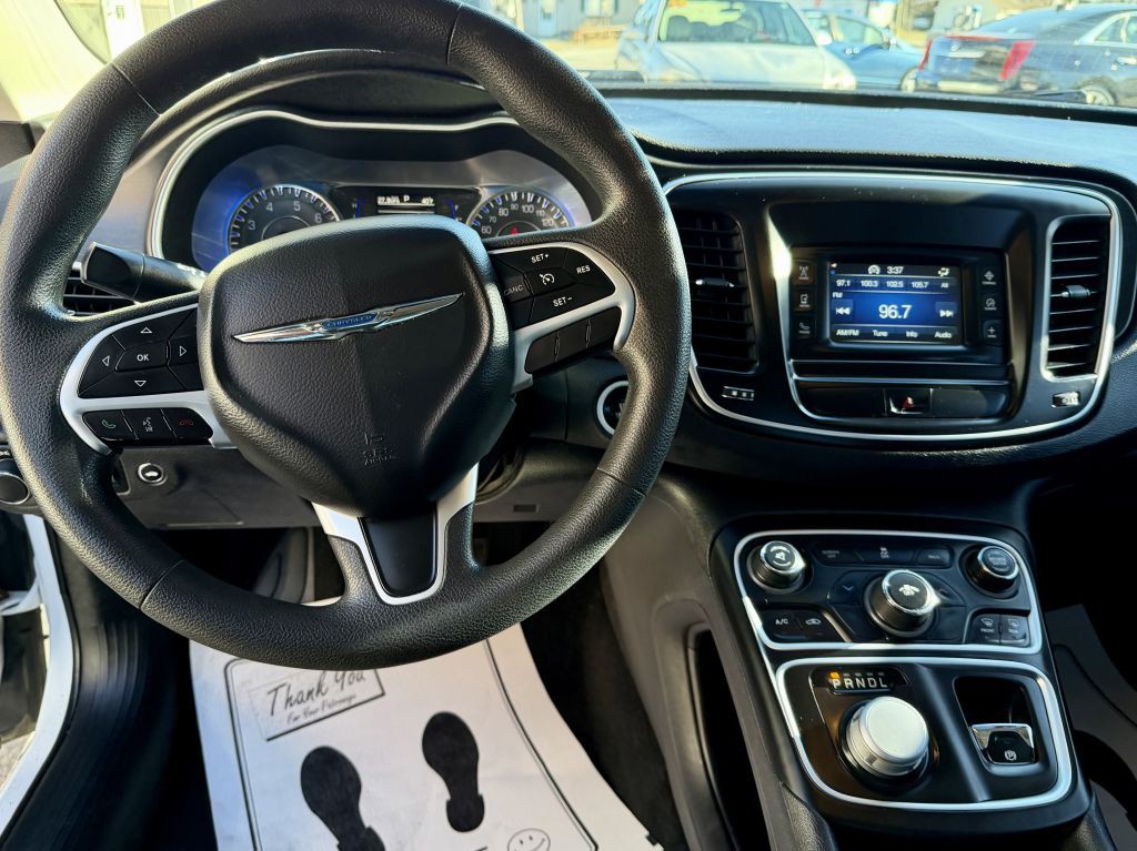 2015 Chrysler 200 Image 9