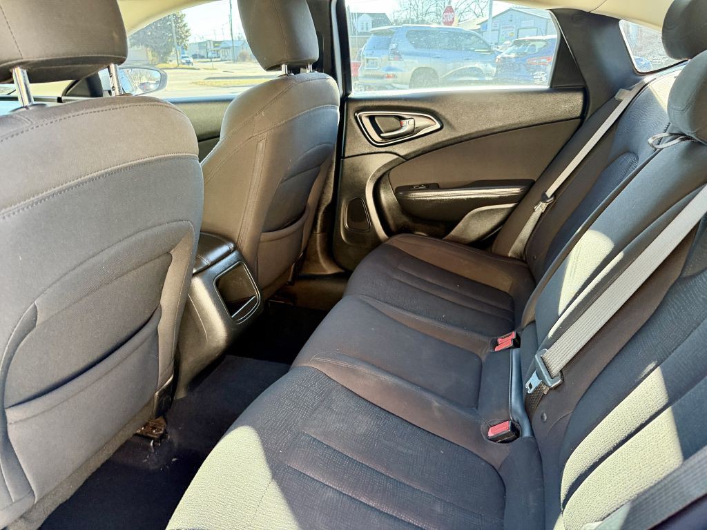 2015 Chrysler 200 Image 11