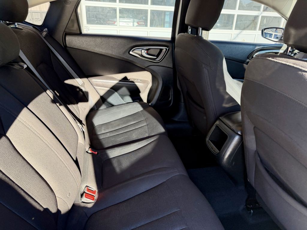 2015 Chrysler 200 Image 13