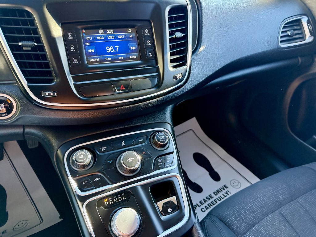 2015 Chrysler 200 Image 18