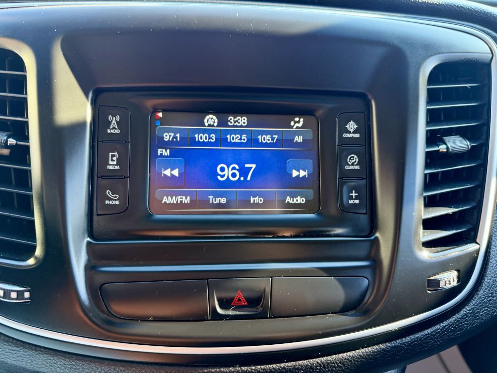 2015 Chrysler 200 Image 19