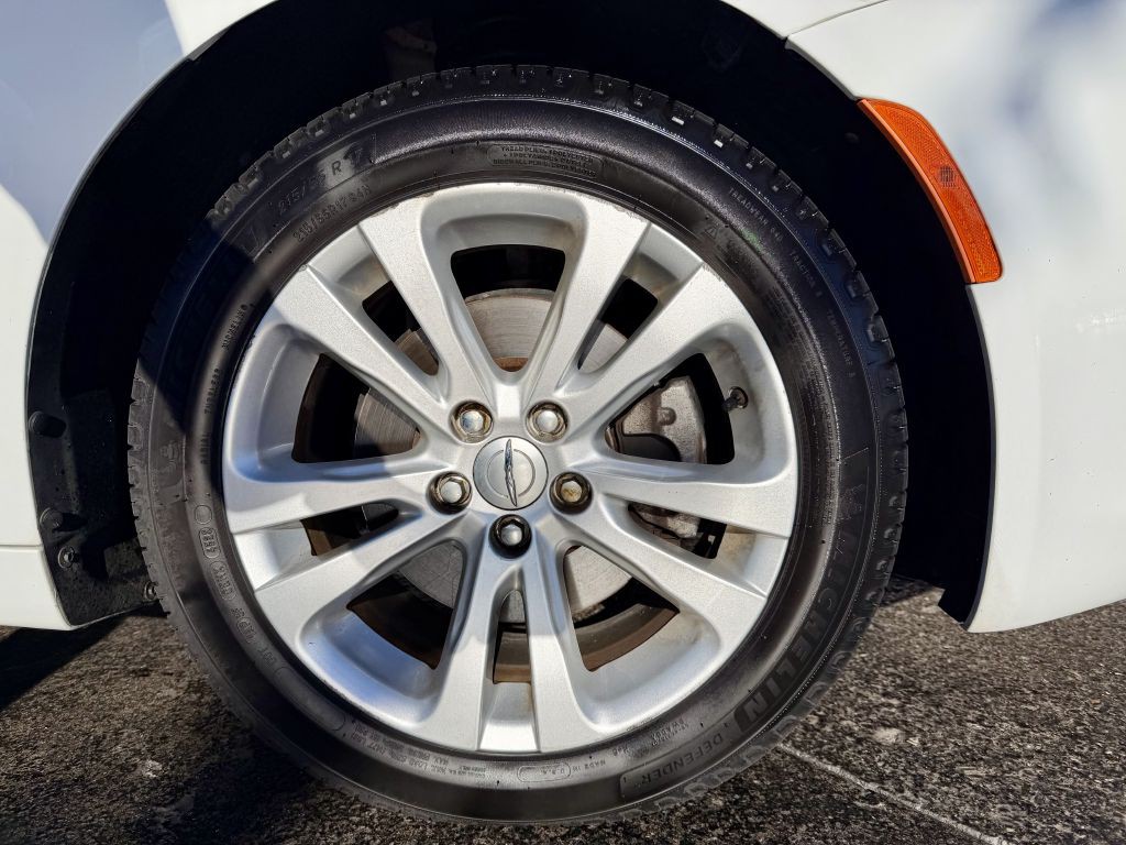 2015 Chrysler 200 Image 22