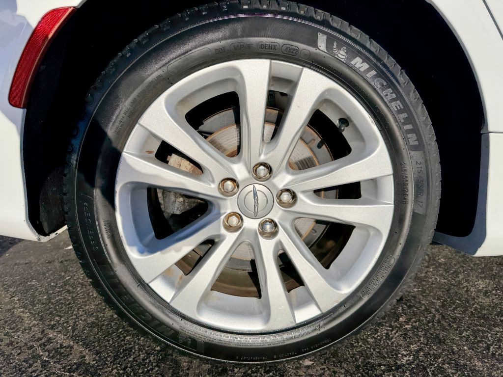 2015 Chrysler 200 Image 24