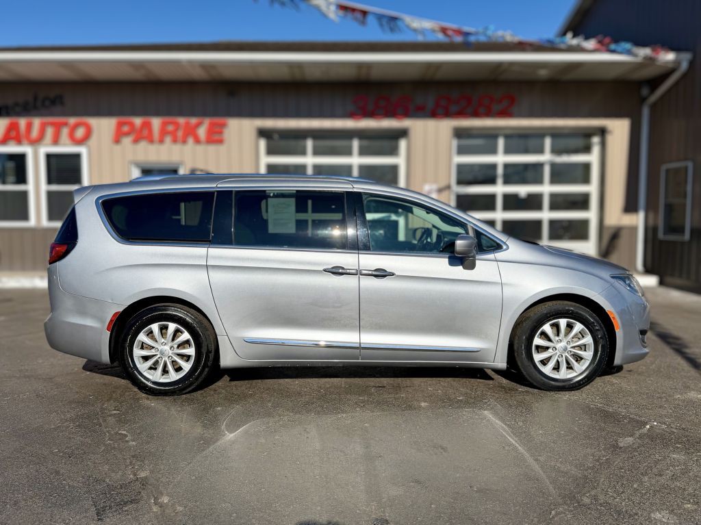 2019 Chrysler Pacifica Image 1