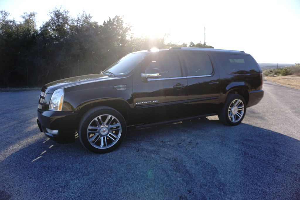2013 Cadillac Escalade Image 2