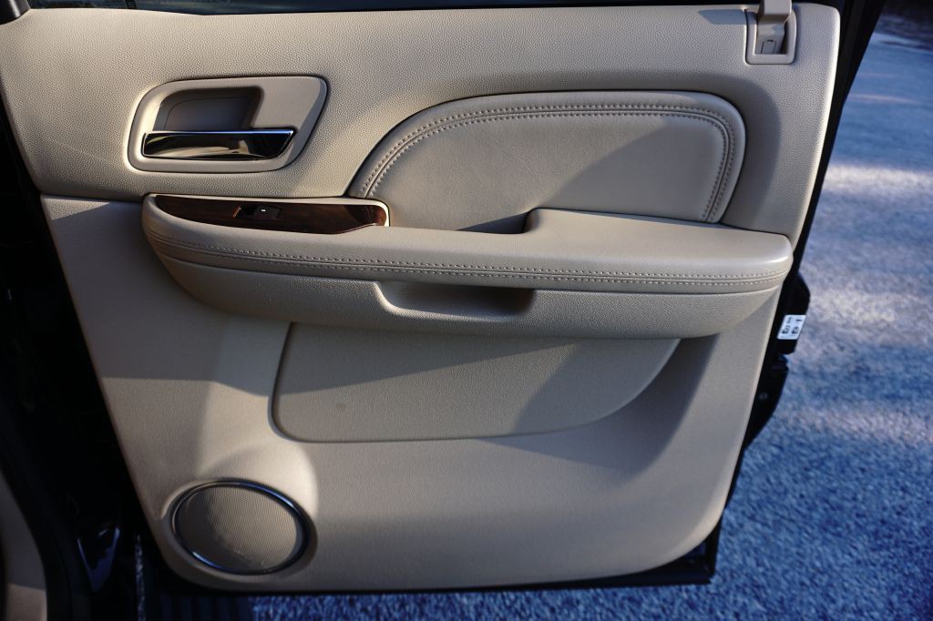 2013 Cadillac Escalade Image 18