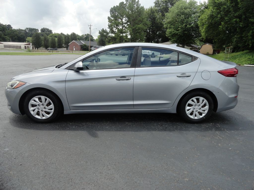 2017 Hyundai Elantra Image 3