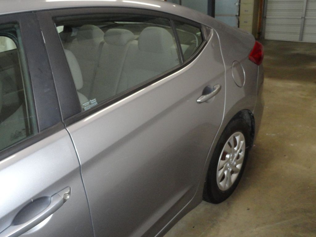 2017 Hyundai Elantra Image 16