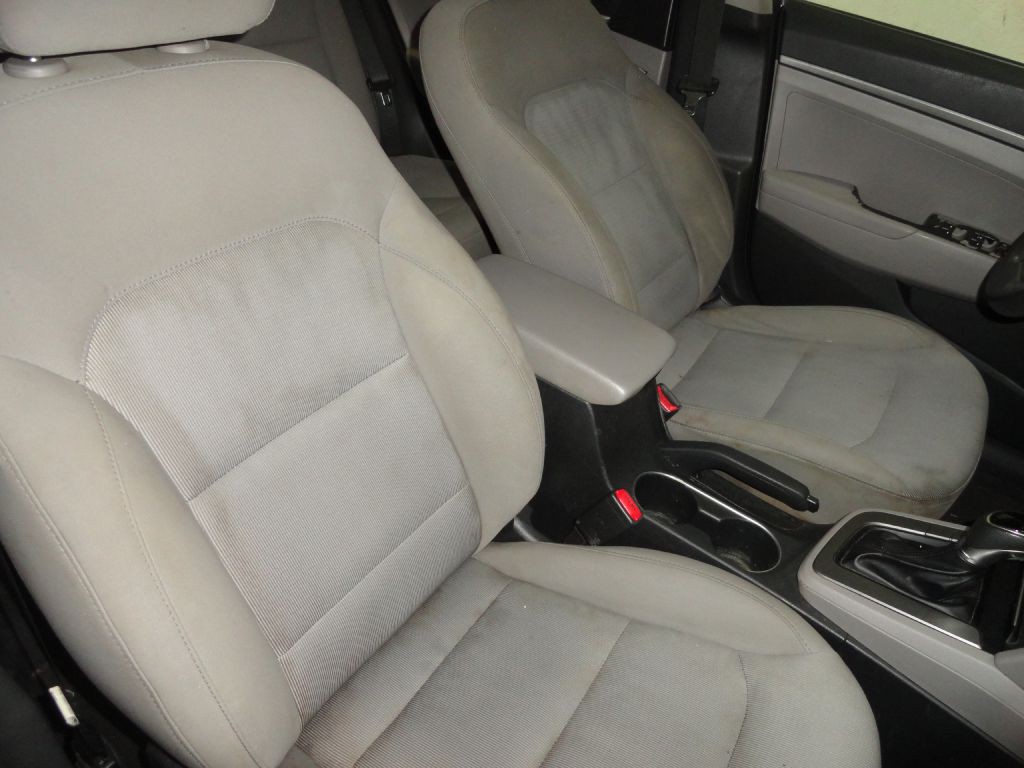 2017 Hyundai Elantra Image 24