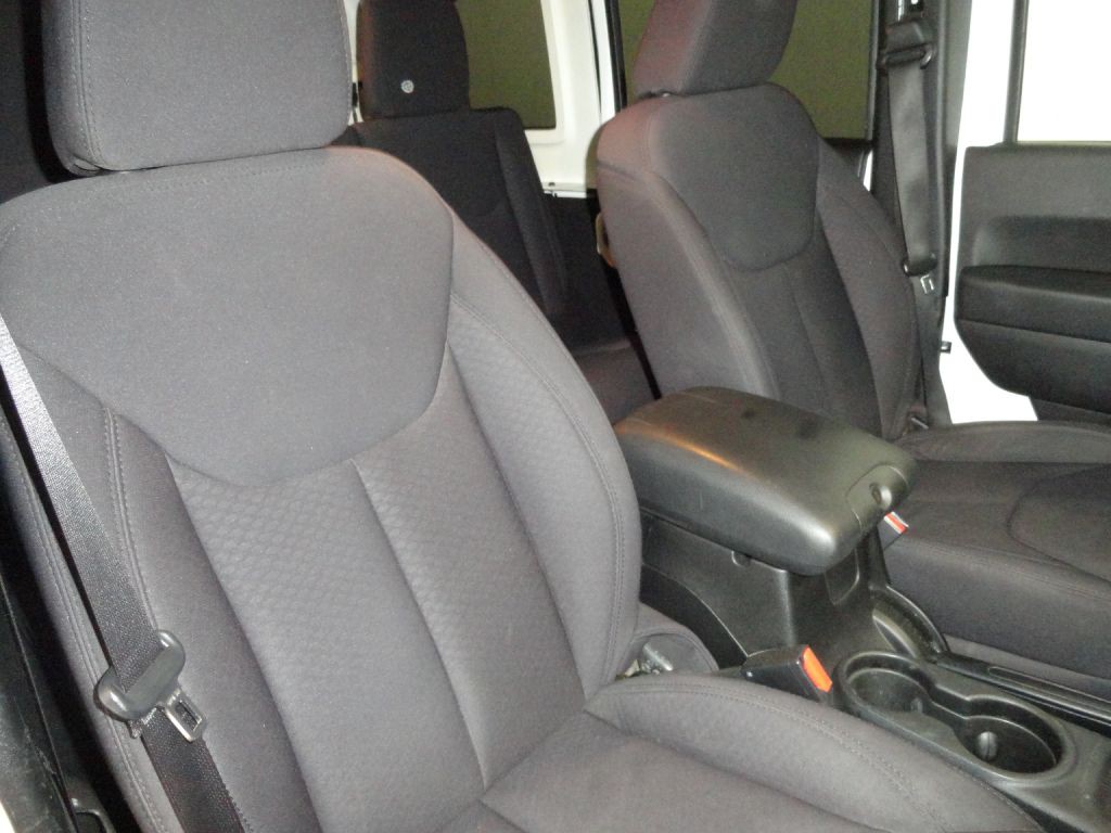2013 Jeep Wrangler Unlimited Image 25