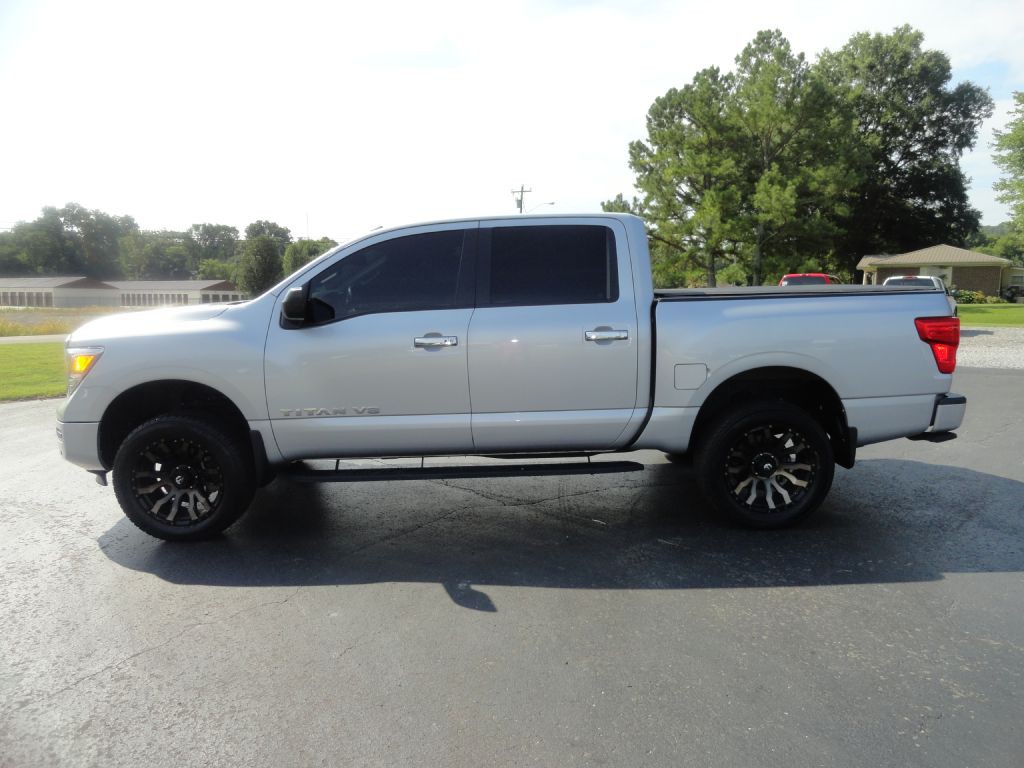 2020 Nissan Titan Image 3