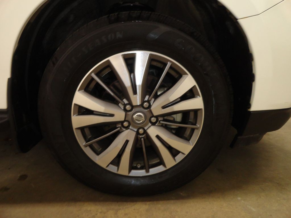 2018 Nissan Pathfinder Image 32