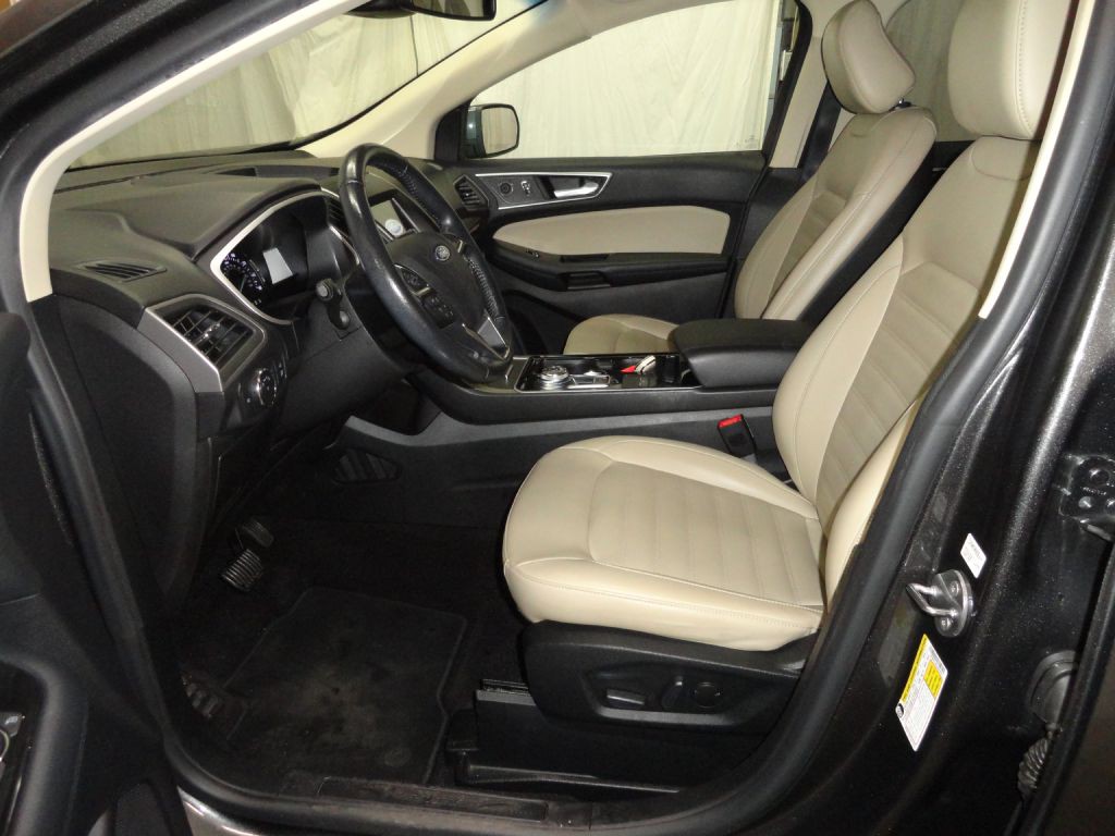 2020 Ford Edge Image 9