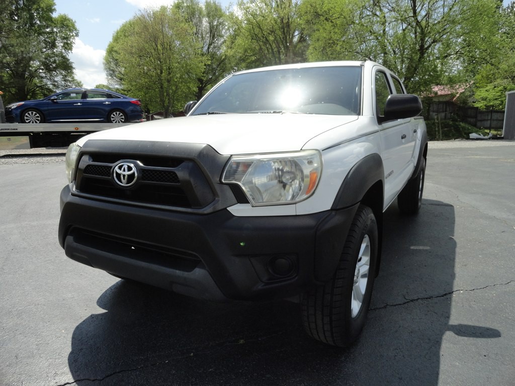 2015 Toyota Tacoma Image 2