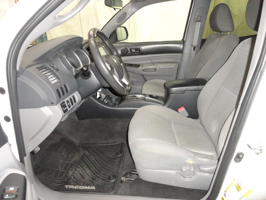 2015 Toyota Tacoma Image 9