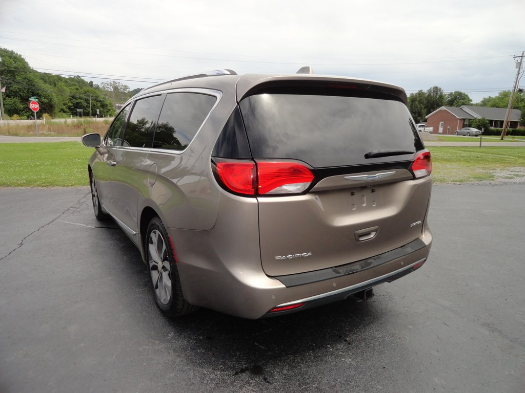 2017 Chrysler Pacifica Image 2