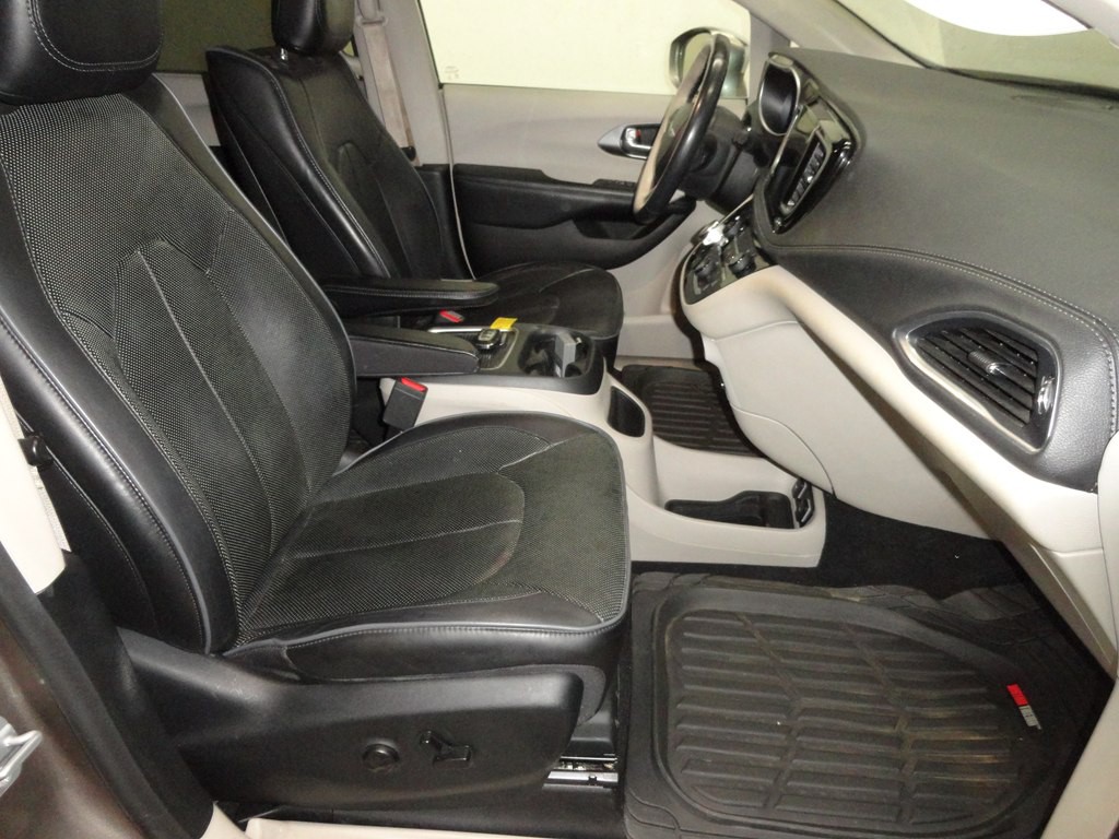 2017 Chrysler Pacifica Image 10
