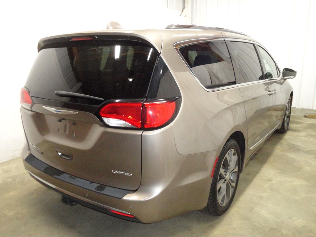 2017 Chrysler Pacifica Image 11