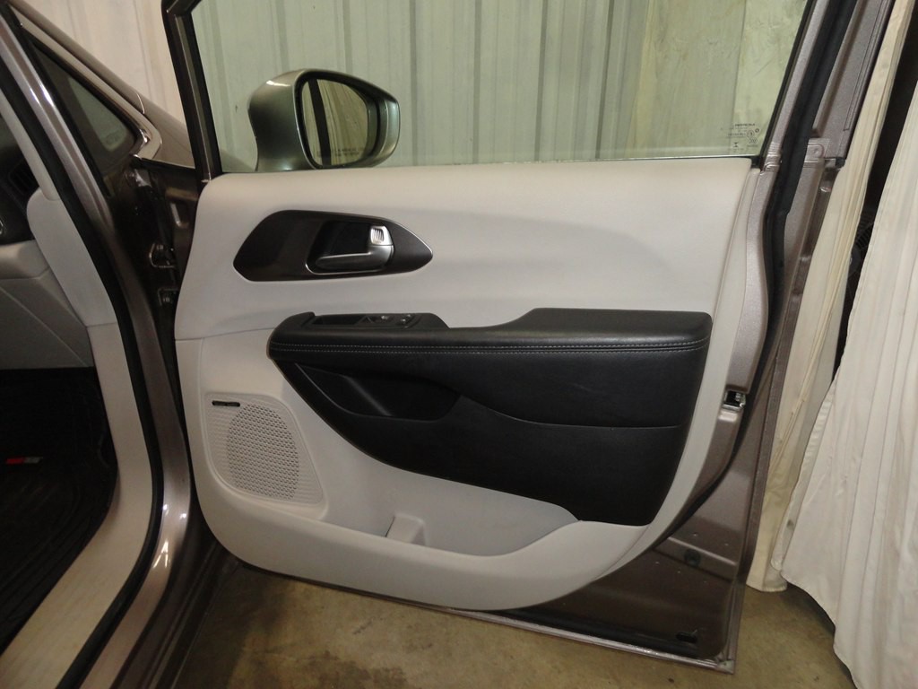 2017 Chrysler Pacifica Image 23