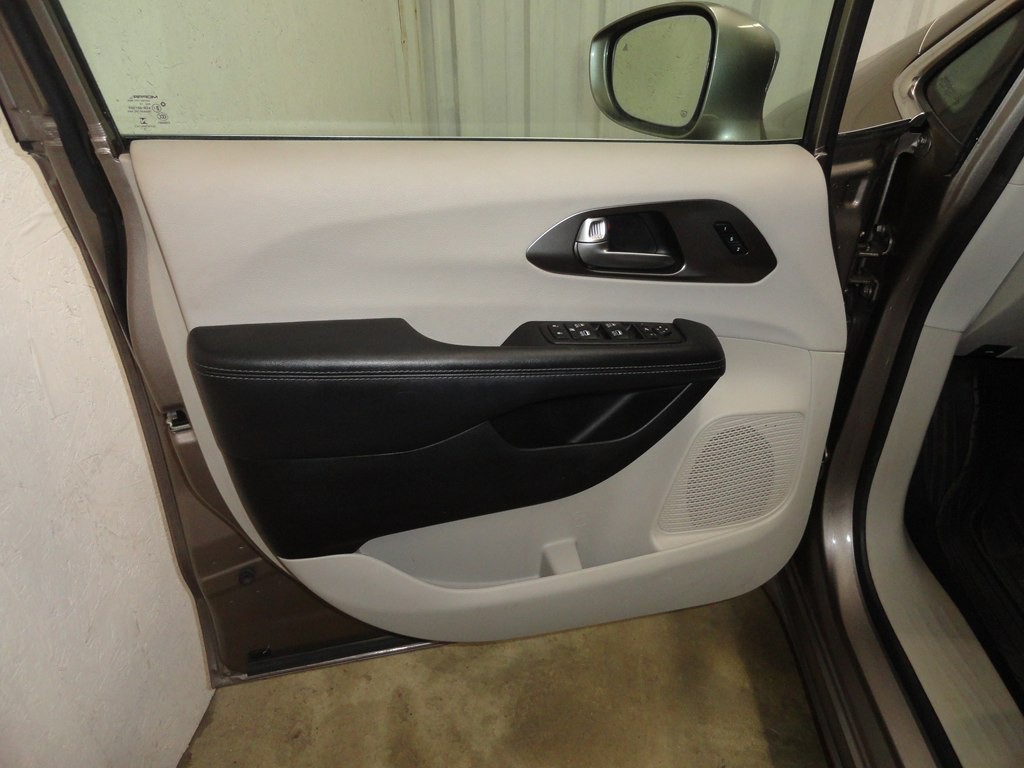 2017 Chrysler Pacifica Image 30