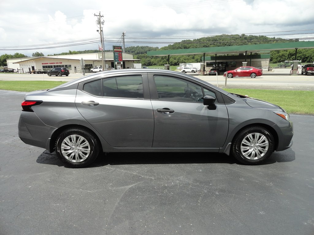 2021 Nissan Versa Image 4