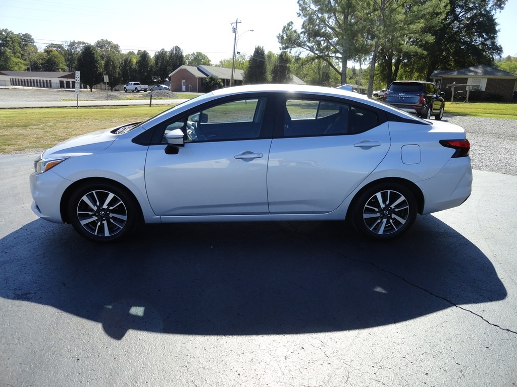2020 Nissan Versa Image 3