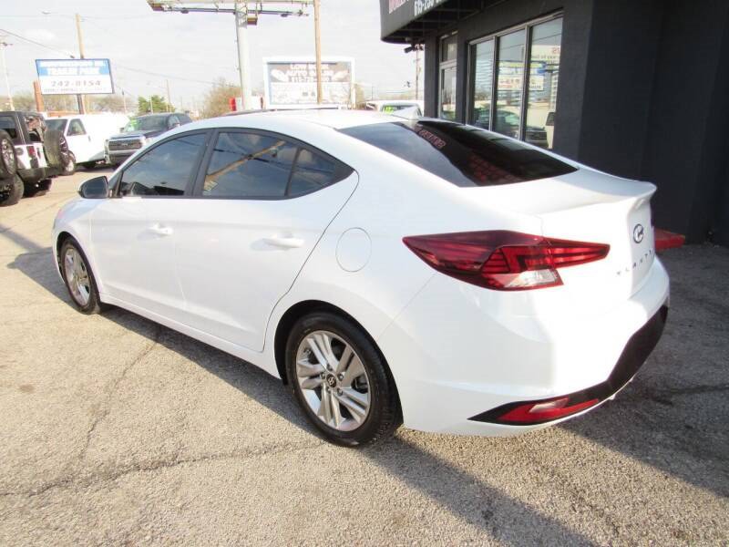 2019 Hyundai Elantra Image 3