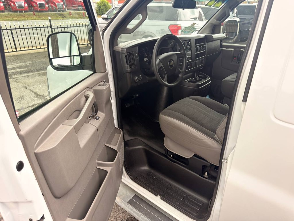 2022 Chevrolet Express Image 10