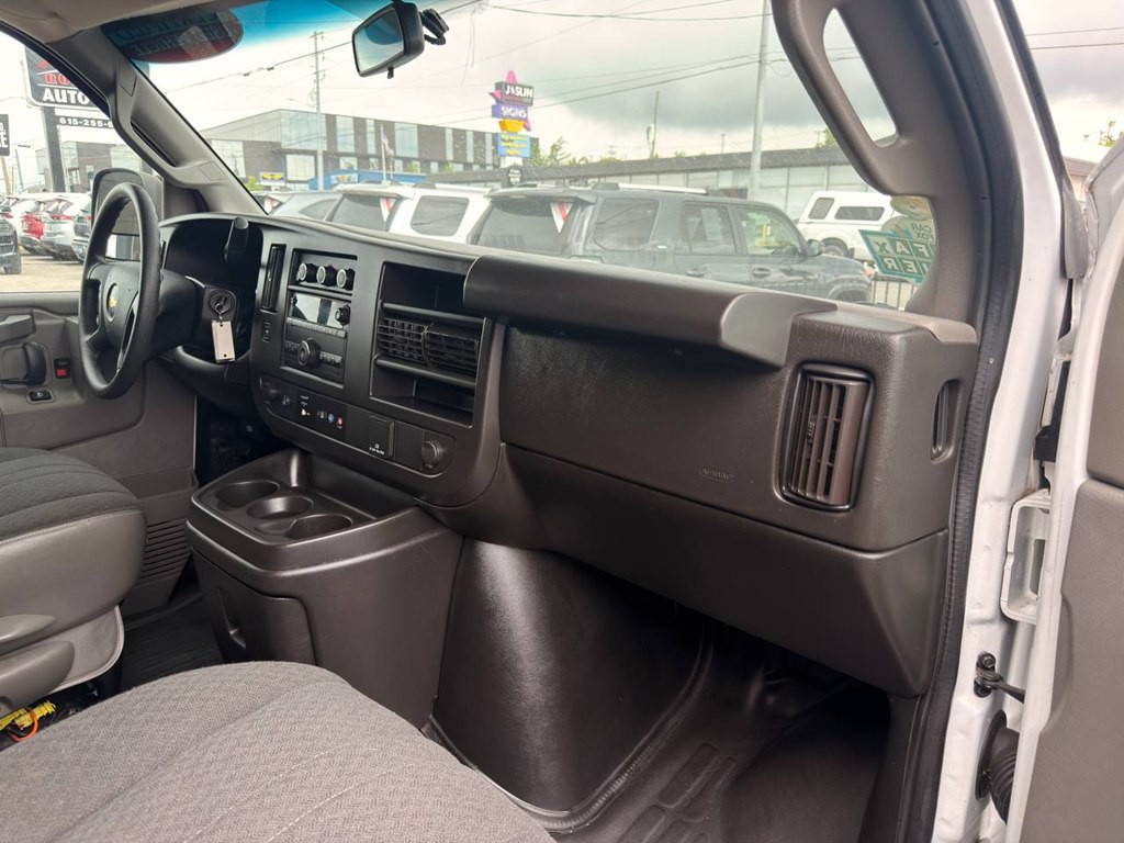 2022 Chevrolet Express Image 17