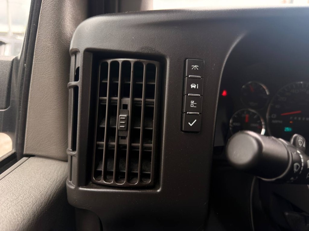 2022 Chevrolet Express Image 21