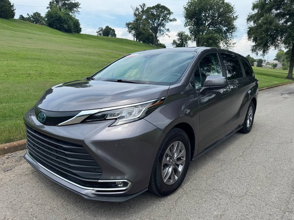 2022 Toyota Sienna Image 2