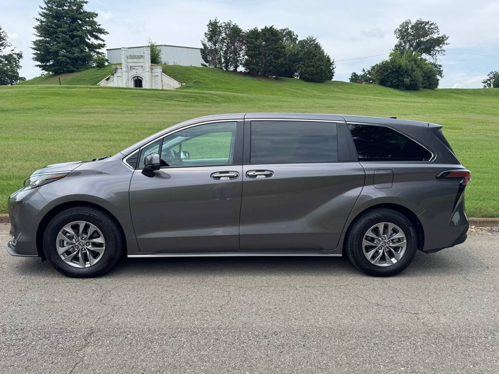 2022 Toyota Sienna Image 3