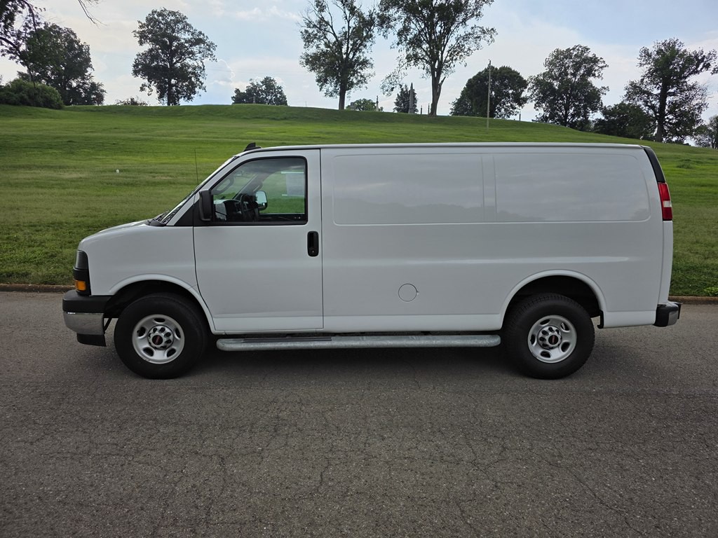 2023 GMC Savana Image 3