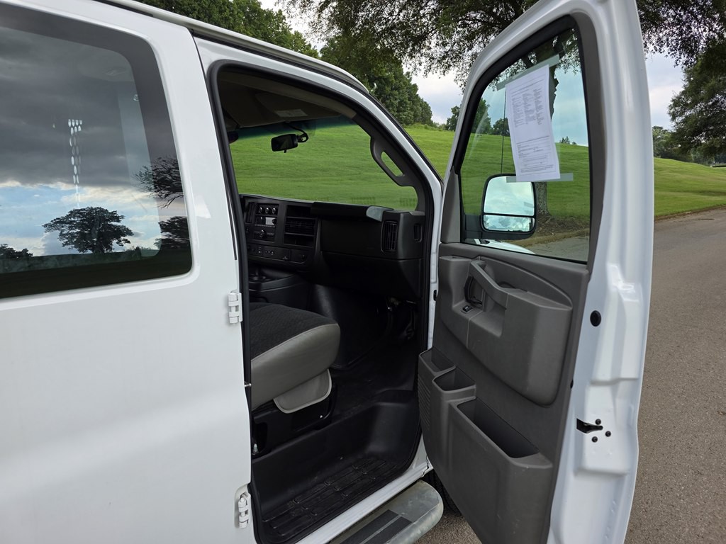 2023 GMC Savana Image 10
