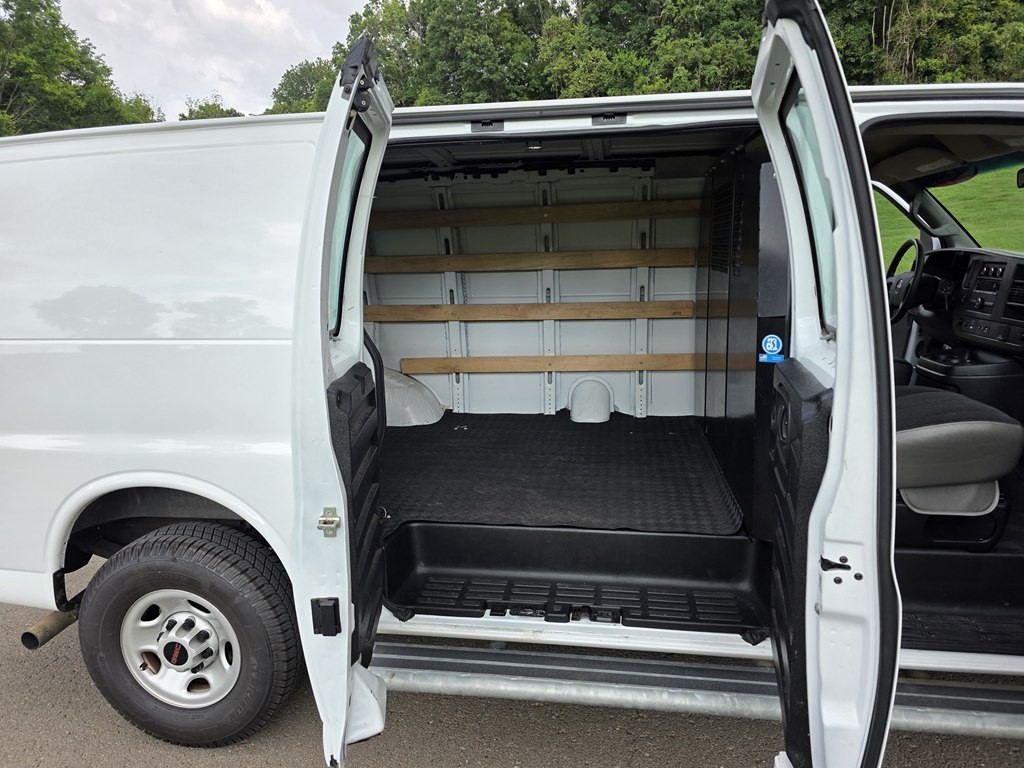 2023 GMC Savana Image 11
