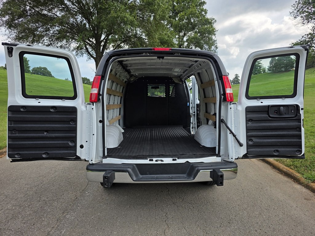 2023 GMC Savana Image 12