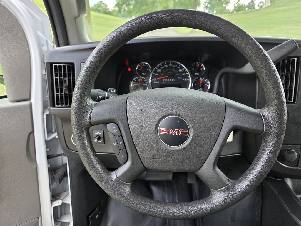 2023 GMC Savana Image 15