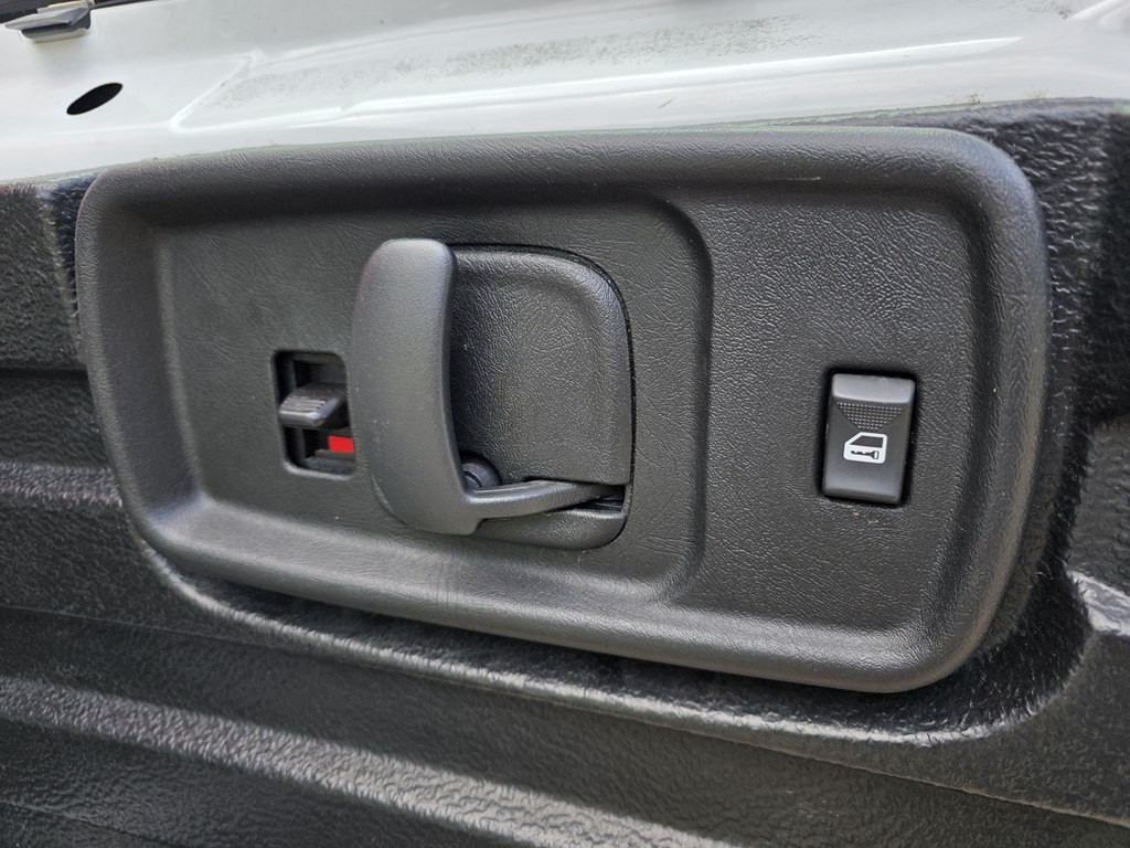 2023 GMC Savana Image 38