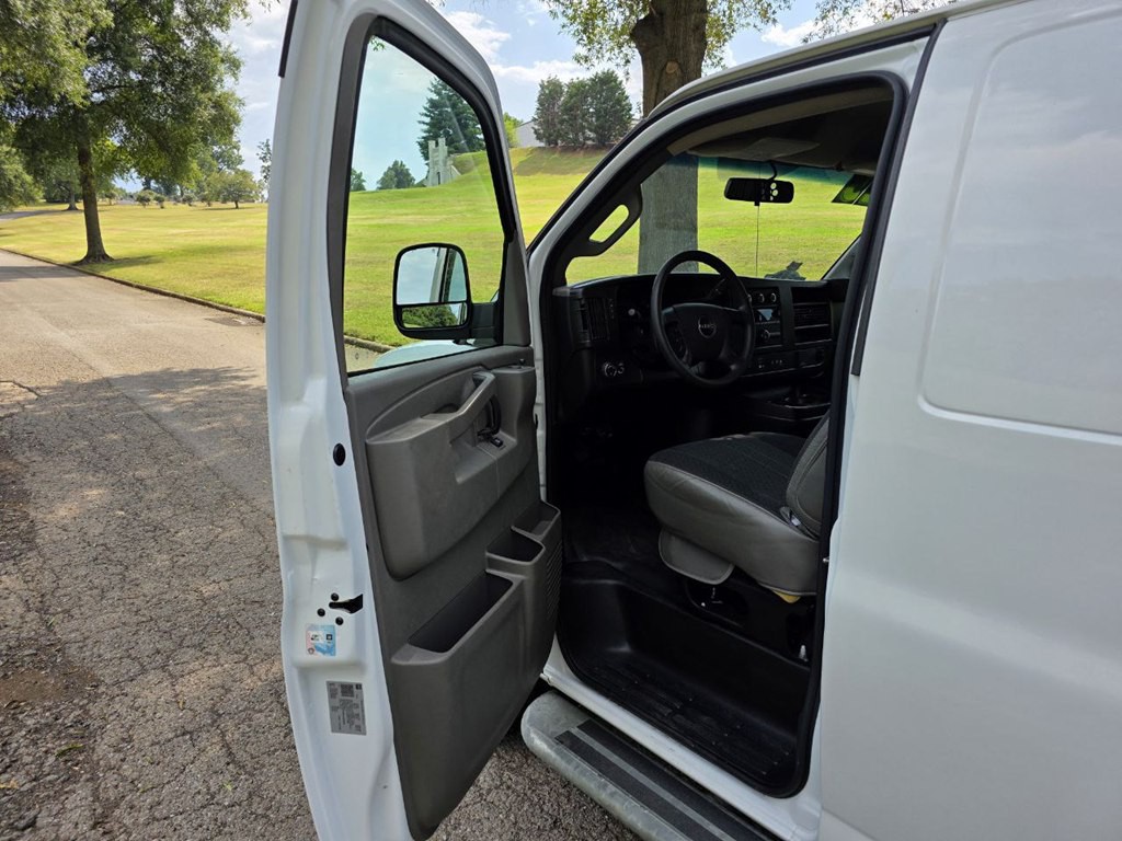 2023 GMC Savana Image 8