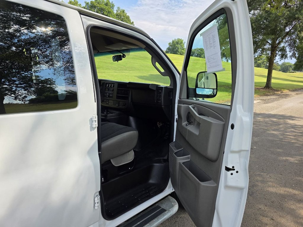 2023 GMC Savana Image 9