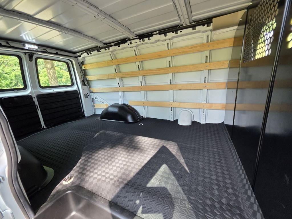 2023 GMC Savana Image 36