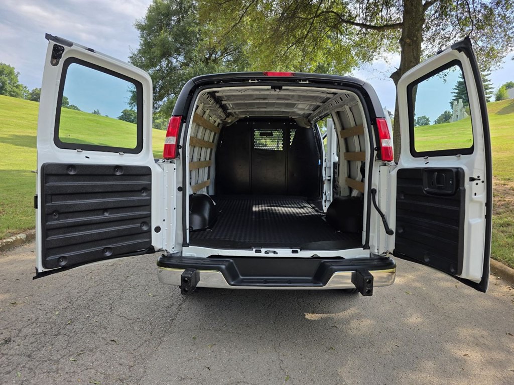 2023 GMC Savana Image 37