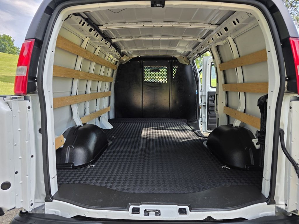2023 GMC Savana Image 38