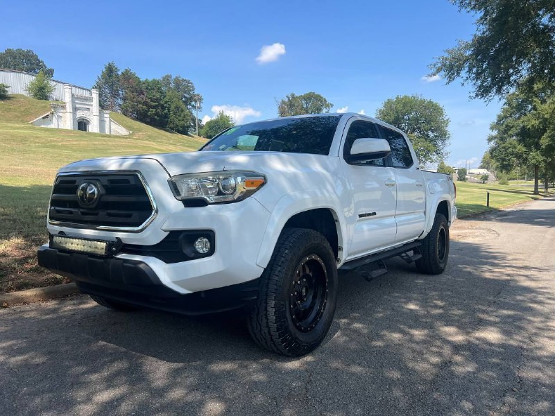 2018 Toyota Tacoma Image 2