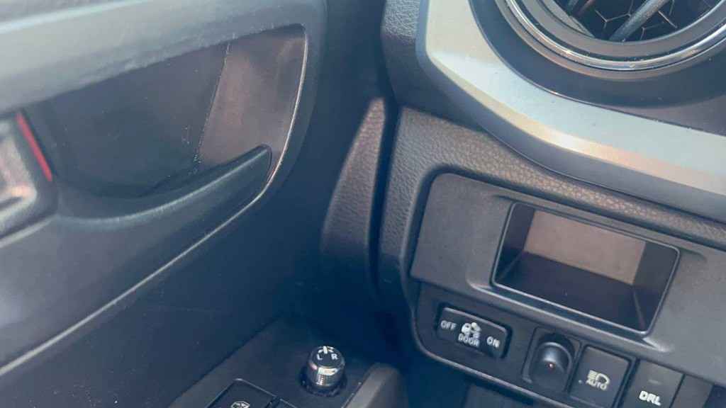 2018 Toyota Tacoma Image 27