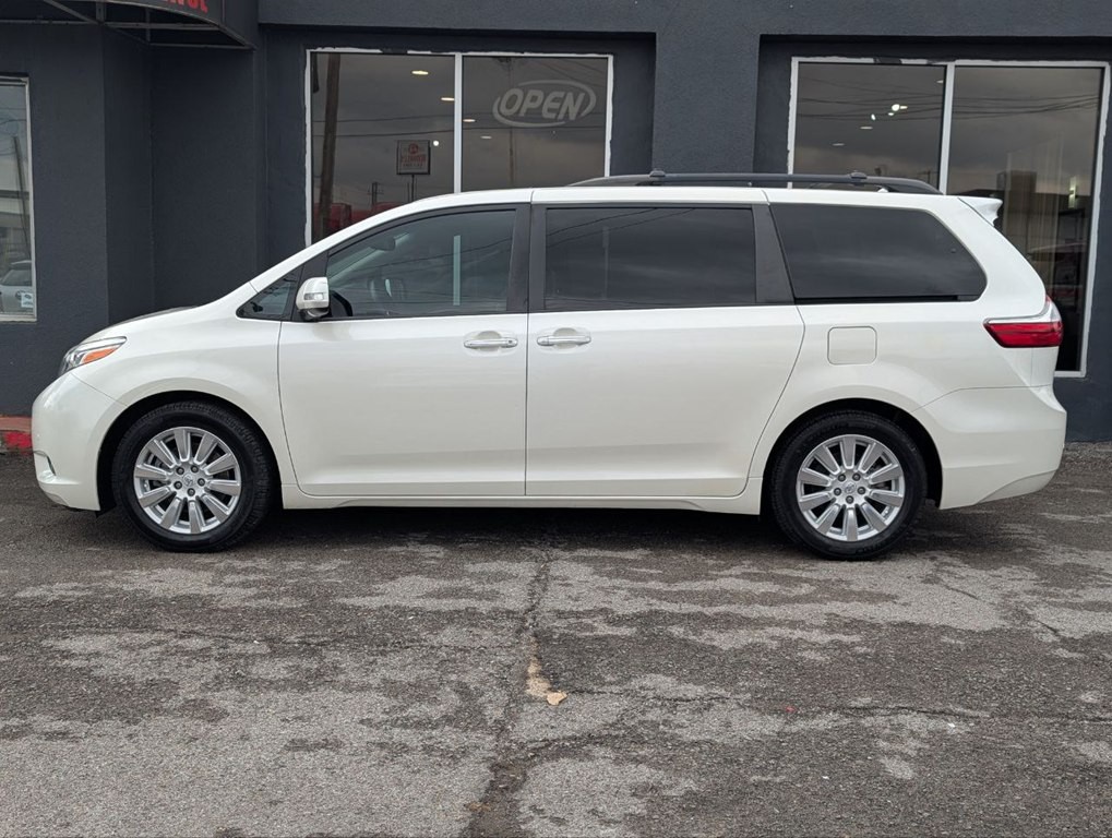 2017 Toyota Sienna Image 2